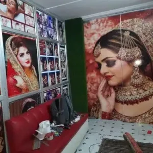 beauty-parlour-interior-work-bridal-photo-wall